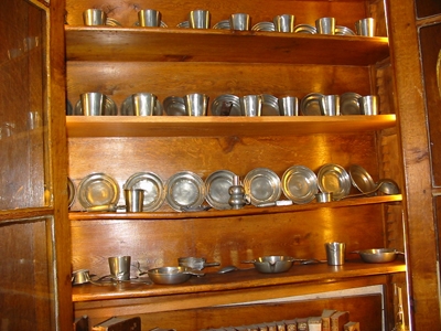 Apothicairerie  Arbois - Collection de vaisselles et objets en &eacute;tain - Cr&eacute;dit photographique OTSI Arbois