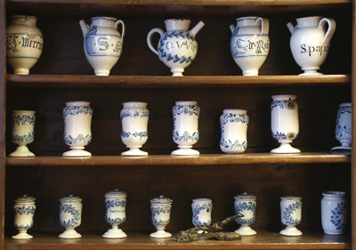 Apothicairerie  Arbois - cruches, chevrettes, pots canon, piluliers - Crédit photographique Henri BERTAND