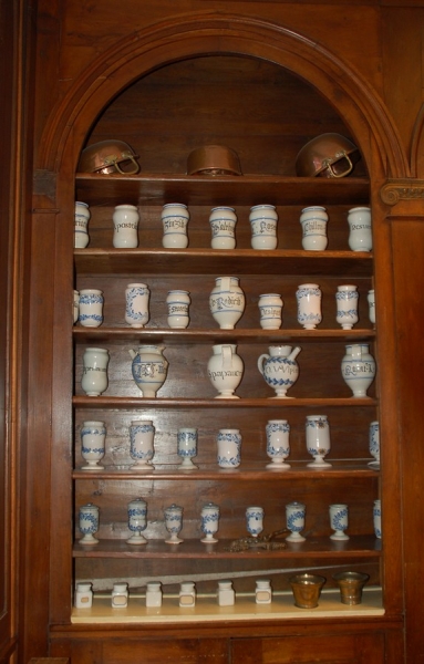 boiseries et pots de pharmacie